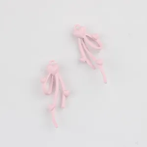 Dettaglio pendente cuore con fiocco in lega rosa, ideale per creazione di gioielli.