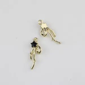 Ciondolo pendente fiocco stella in lega dorata dettaglio primo piano per collana bracciale DIY.