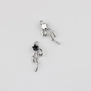 Dettaglio di pendenti cometa con fiocco in zircone in lega DIY per collane e bracciali.