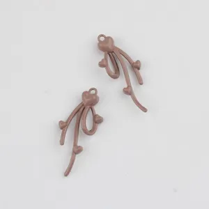 Dettaglio in primo piano di ciondolo fiocco cuore in lega marrone accessorio DIY.