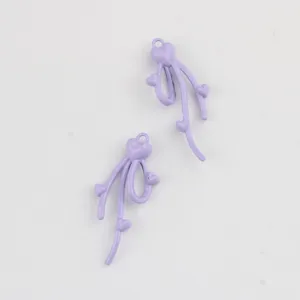 Dettaglio in primo piano del ciondolo a fiocco in lega viola con cuori per creazione gioielli.