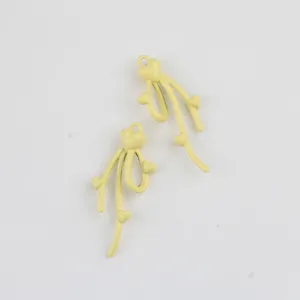 Primo piano dettagliato di ciondoli fiocco in lega giallo chiaro per accessori fai da te.