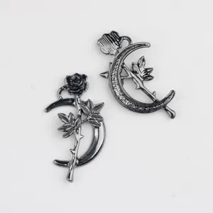 Colgante de luna rosa de metal negro accesorio de joyería DIY, detalle delicado.
