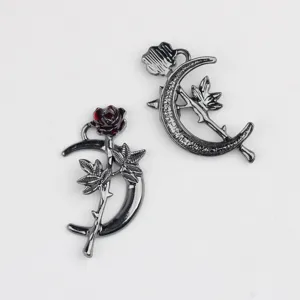 Vista detallada colgante luna creciente rosa negra de aleación gótica accesorios de joyería.