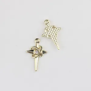 Ciondolo a stella in lega dorata con zircone, perfetto per accessori fai-da-te di collane e bracciali.
