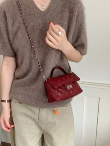 Dunkelrote gesteppte kleine Umhaengetasche mit Kette und Henkel fuer Damen elegantes Design.