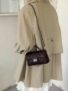 Schicke braune gesteppte Umhängetasche für Damen, elegante Kettentasche mit Drehverschluss.