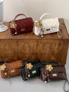 Gesteppte Umhängetasche aus Leder mit Kette, süßem Blumenanhänger und modischer Damentasche.