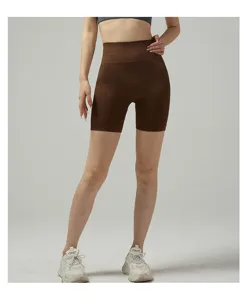 Gedetailleerd uitzicht op naadloze yoga-short met hoge taille in bruin, geribbelde tailleband.