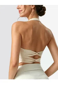 Vista dettagliata del reggiseno sportivo schiena scoperta, spalline incrociate, top yoga.