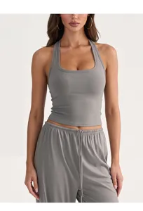 Débardeur de yoga gris à col carré, vue de détail montrant un tissu très doux et confortable.