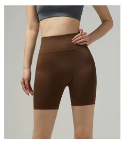 Gedetailleerd overzicht van bruine naadloze yoga korte broek met hoge taille en stretch.