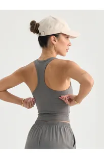 Débardeur de sport gris avec dos nageur en détail, vêtement de fitness respirant pour femmes.