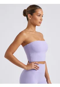 Nahaufnahme im Detail des leichten, trägerlosen Sport-Bandeau-Tops in sanftem Lila-Farbton.