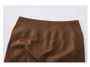 Bruine naadloze yoga shorts hoge taille gedetailleerd overzicht, stretch sportstof.