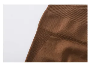 Detailopname van naadloze fitness yogashorts met hoge taille en fijne gebreide textuur.