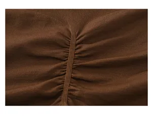 Close-up van naadloze yogashorts stof, met getextureerde rimpeling en donkerbruine kleur.