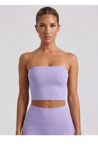 Detailansicht des eleganten lila trägerlosen Sport-BHs und der bequemen Yoga-Leggings.