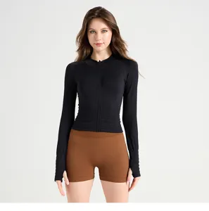 Vista dettagliata della giacca sportiva nera a maniche lunghe con pantaloncini marroni.