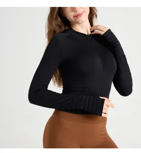 Giacca da yoga nera a maniche lunghe a coste con zip e fori per i pollici sportiva.
