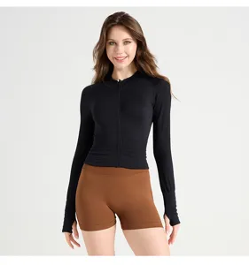 Vista dettagliata della giacca sportiva nera da donna con zip, fori per i pollici e pantaloncini.