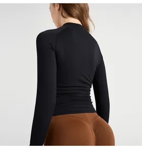Dettaglio posteriore giacca yoga nera maniche lunghe slim, tessuto a coste elasticizzato.