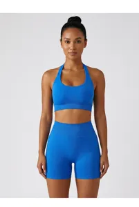 Vue détaillée de la brassière de sport dos-nu bleu roi et du short de fitness.
