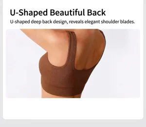 Détail du soutien-gorge de sport côtelé marron à dos U, dos élégant et confort optimal.