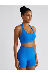 Ensemble de sport tendance avec soutien-gorge halter bleu et short yoga taille haute
