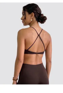 Damen Sport-BH Detailansicht, schokoladenbraune Fitnessbekleidung mit Kreuzträgern hinten.