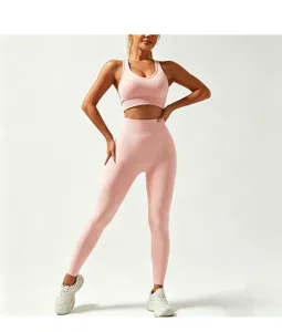 Vista dettagliata del set yoga rosa senza cuciture con leggings fitness a vita alta.