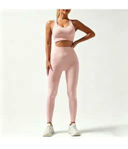 Dettaglio set yoga senza cuciture rosa con reggiseno sportivo scollo a U e leggings alti.