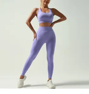 Vista dettagliata del set fitness viola senza cuciture, che evidenzia il tessuto elastico.