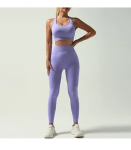 Vista dettagliata del set yoga viola senza cuciture, evidenziando vestibilità e morbida trama.