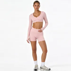 Αθλητικό σετ γυναικείο χωρίς ραφές crop top μακρυμάνι και σορτς σε ροζ χρώμα