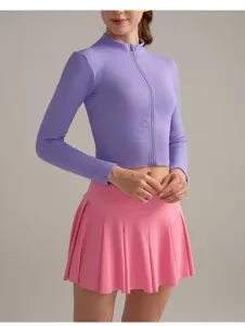 Dettaglio top corto con zip a maniche lunghe viola e gonna plissettata rosa donna.