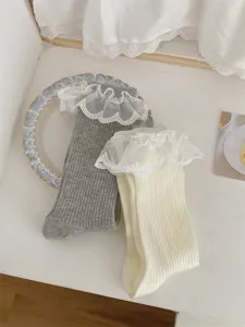 Détails de chaussettes mi-mollet en coton Lolita style japonais à volants, côtelées.