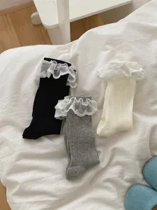 Vue détaillée de chaussettes mi-hautes pour femmes style Lolita JK avec grands volants.