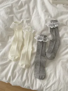 Vue détaillée de chaussettes lolita style JK japonais en coton blanc avec volants en dentelle.
