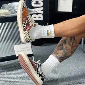 Vue détaillée de chaussettes de sport tendance pour hommes avec broderie délicate.