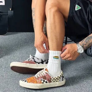 Chaussettes mi-hautes en coton skateboard Cityboy avec broderie élégante pour hommes et femmes.