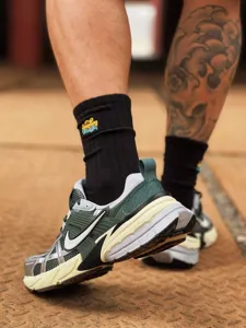 Chaussettes ras-du-cou pour hommes style Cityboy avec détails brodés pour streetwear.