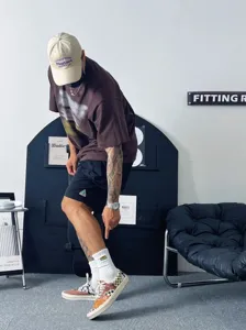 Vue détaillée des chaussettes en coton skate cityboy avec broderie montagne, respirantes.