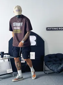 Détail de chaussettes de skate pour homme, présentation de look streetwear décontracté.