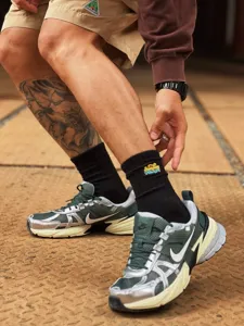 Gros plan détaillé des chaussettes de skate brodées tendance cityboy en coton noir.
