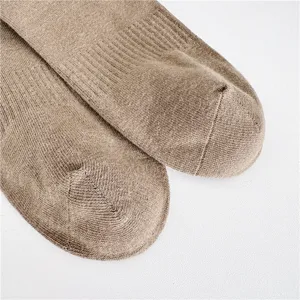 Vue détaillée de chaussettes de sport confortables en coton marron avec bords côtelés.