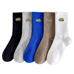 Chaussettes montantes en coton confortables avec broderie, style skate et sport pour tous les jours.