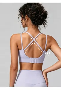 Dettaglio posteriore del reggiseno sportivo viola con spalline incrociate e chiusura.