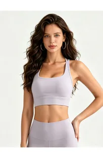 Dettaglio di un reggiseno sportivo viola chiaro con spalline sottili e coppe integrate.