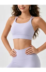 Vista dettagliata del reggiseno sportivo viola chiaro con sottili spalline yoga top.